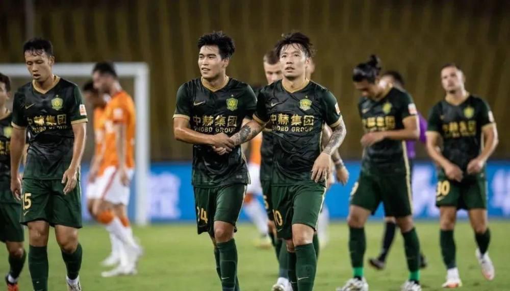 从双方近期的状态对比来看，热那亚最近2场比赛取得1胜1平的不败战绩；国际米兰已经连续17场比赛保持不败战绩，当中赢足12场。